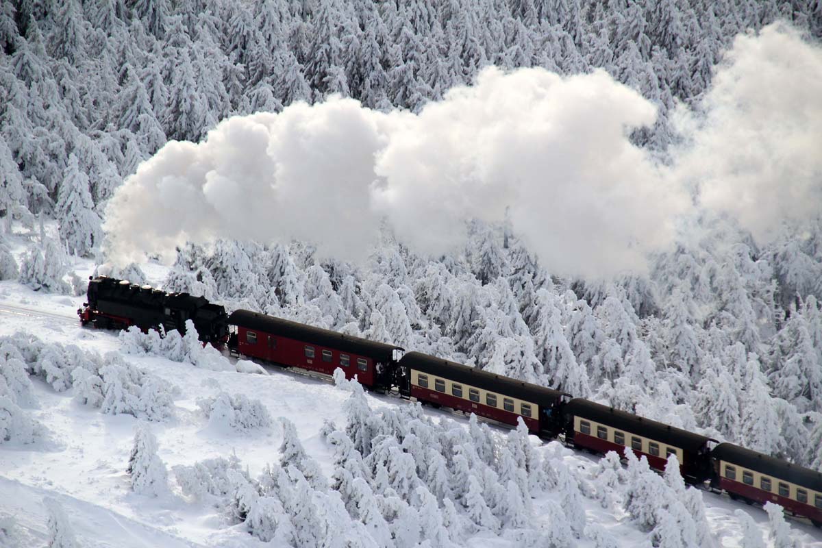 train-snow